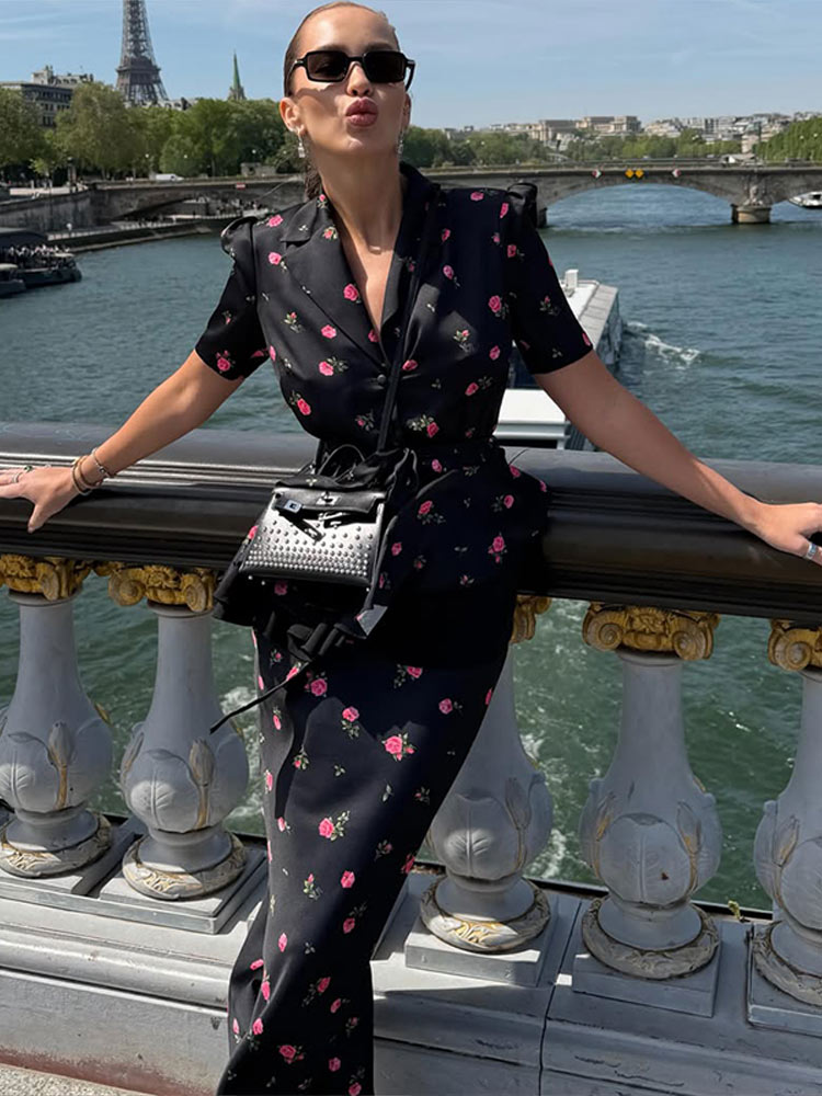 طقم بليزر وتنورة بنقشة زهور لل - مراجعة Midi Skirt Floral وسعره